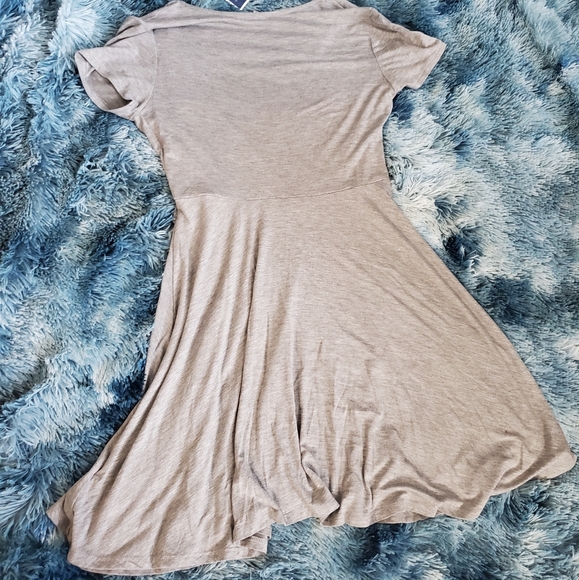 ROLLER COASTER~ GRAY SHORT SLEEVE V-NECK WRAP DRESS! - Picture 15 of 16